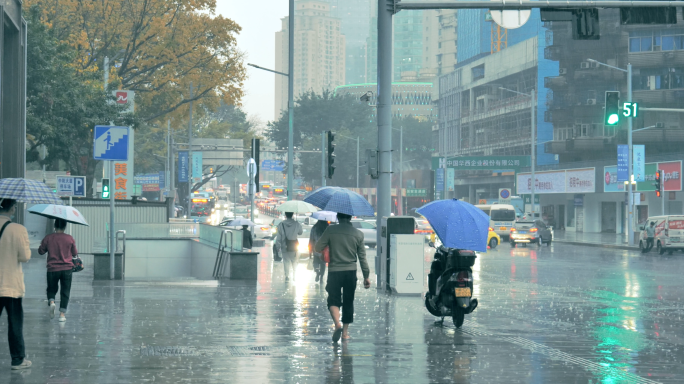 城市雨中街景实拍升格