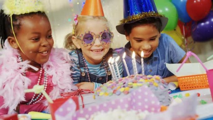 戴着帽子的生日蛋糕在派对上玩耍的多样化快乐儿童动画
