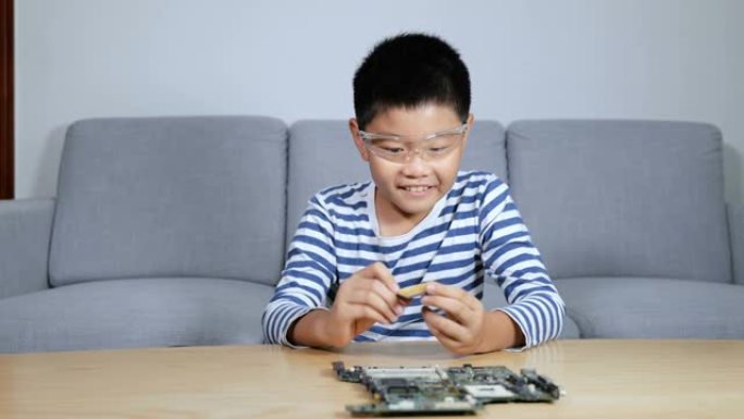 年轻科学家玩电脑芯片