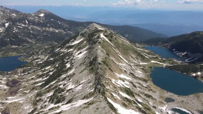 保加利亚皮林山Kremenski湖和德扎诺峰的鸟瞰图