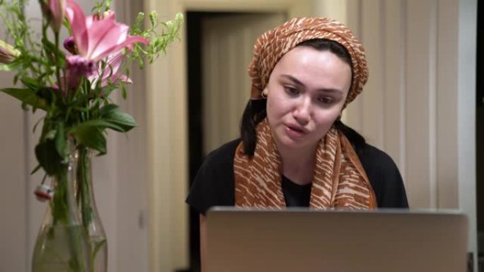 中东妇女戴着头巾进行视频通话