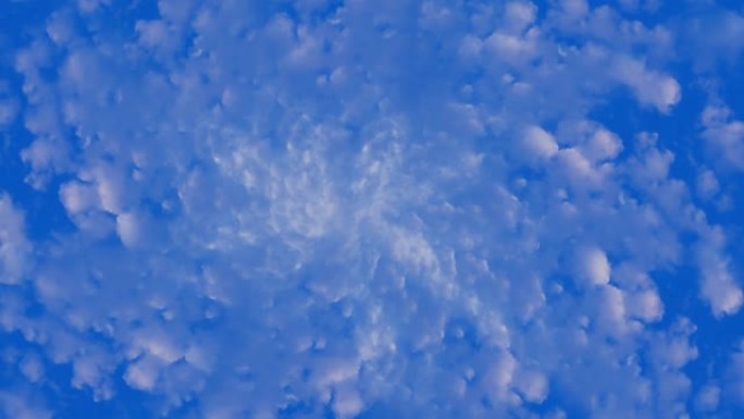 蓝天上的白云像天堂或隧道一样从中心向四面八方移动和扩展