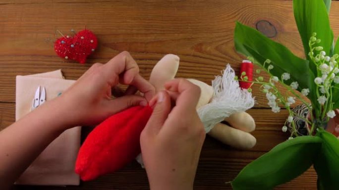 斯堪的纳维亚侏儒制作一步一步手工教程木制背景。自制织物瑞典圣诞装饰DIY。爱好软缝合毛绒玩具长胡须红