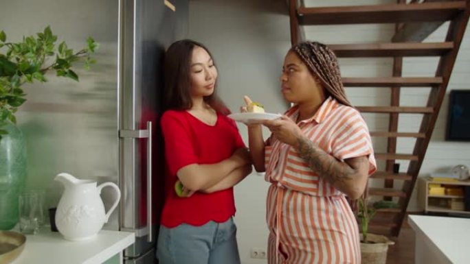 亚洲妇女阻止黑人女性在室内食用不健康的食物