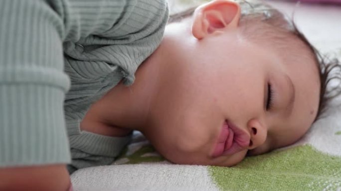 睡在床上可爱的小男孩。安静的宝贝儿子睡在房间的床上。软聚焦。睡眠婴儿概念。一岁男孩在家睡觉