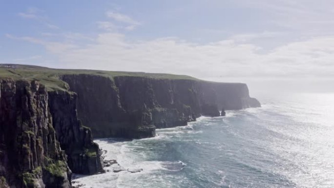 爱尔兰母亲悬崖4k中的镜头。爱尔兰著名的地方。汹涌的大海，风，海鸥，晴天