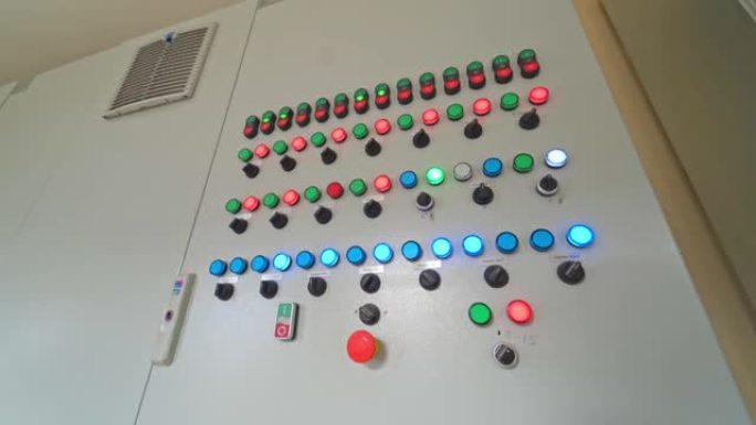 带有发光按钮的自动面板。现代工业厂房内的控制按钮。室内工业设备。