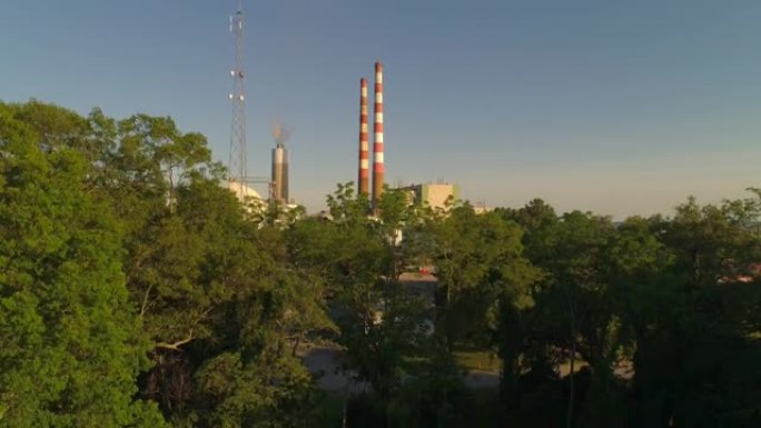 位于波托马克河岸边的马里兰州纽堡附近的大型火力发电厂。鸟瞰树木。