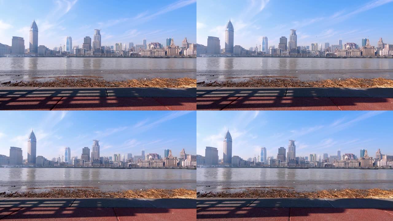 美丽的上海城市景观，多云的蓝天背景，在黄浦江上航行的货船，4k滑轨镜头，延时视频，b滚动镜头。