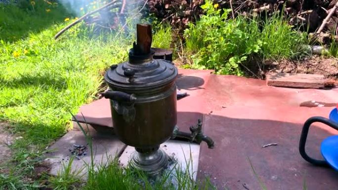 俄罗斯茶炊在自然界中煮水