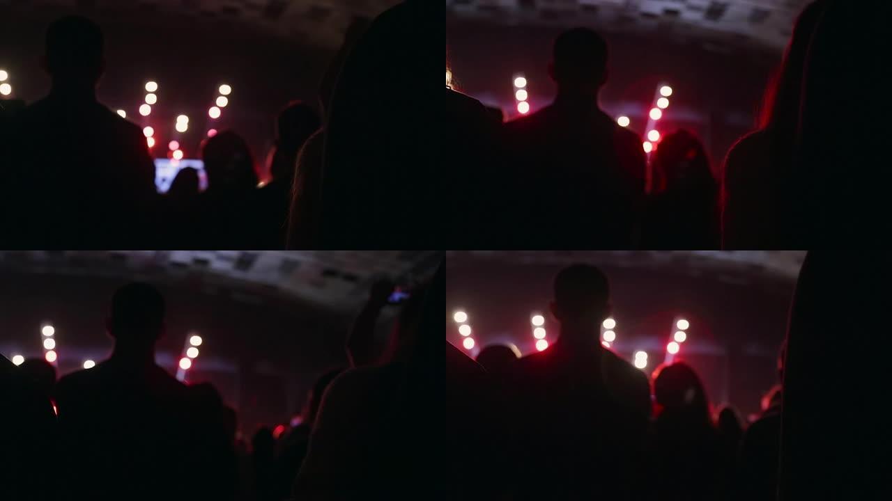 音乐会上跳舞人群的镜头模糊。观众转向音乐。