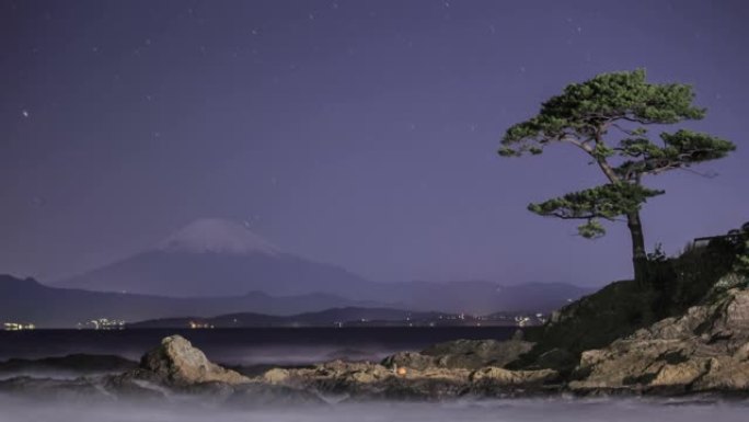 神奈川县横须贺市立石海岸月光照亮的富士山延时