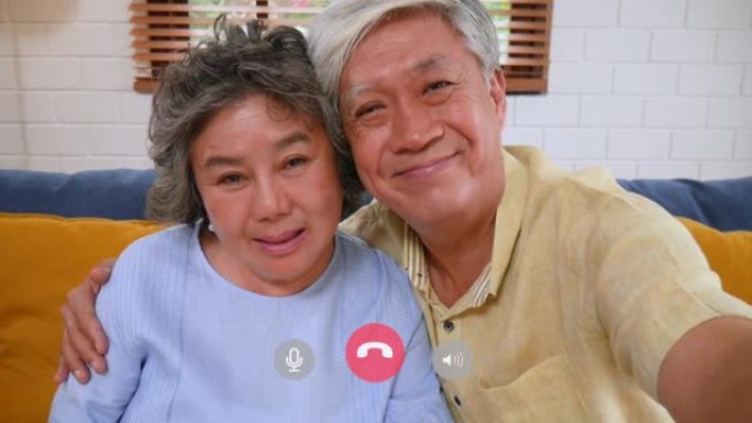 亚洲老年夫妇使用智能手机进行视频聊天。