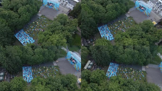 乌克兰利沃夫-2021年6月25日: 城市公园爵士音乐节的鸟瞰图