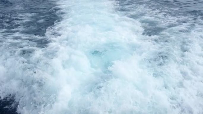 近距离观察蓝色地中海中的强烈涡流，在摩托艇的背面-红色相机4K