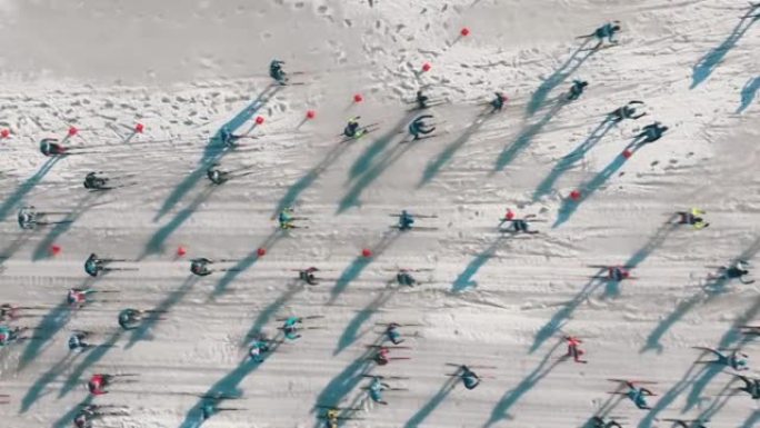 滑雪者在白雪皑皑的下坡比赛中比赛