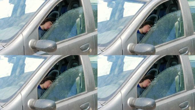 共存问题-女人与丈夫吵架后睡在车里
