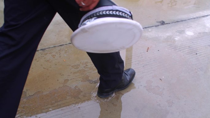 公安出警 特警出警 特警出击皮鞋 踩雨水
