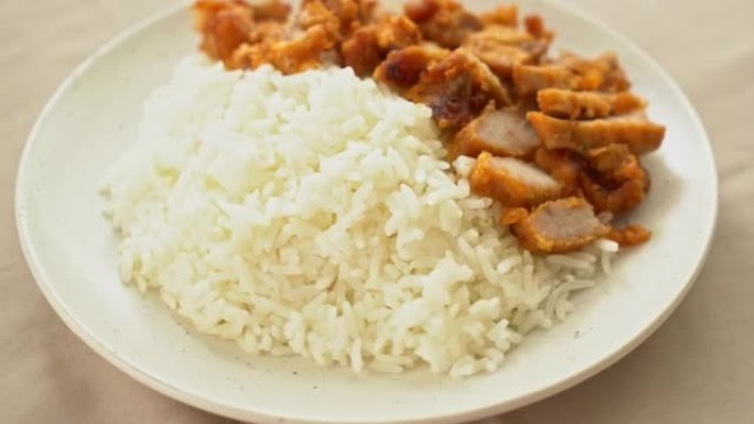 炒猪肉在米饭上撒上辣蘸酱
