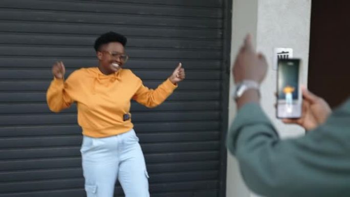 年轻人拍摄女友为社交媒体趋势跳舞