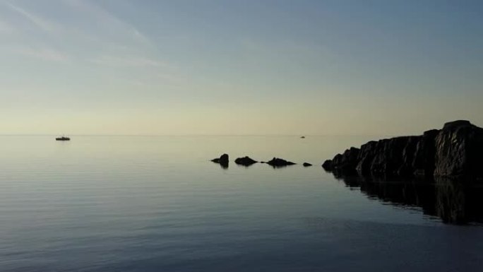 夏季在新地岛沙漠上的北冰洋海岸线。