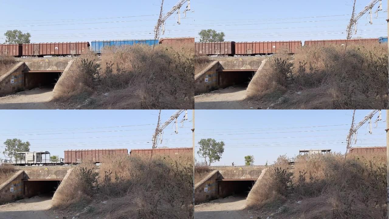 印度布沙瓦尔-2021年5月4日: 货运列车通过火车站透视图。
