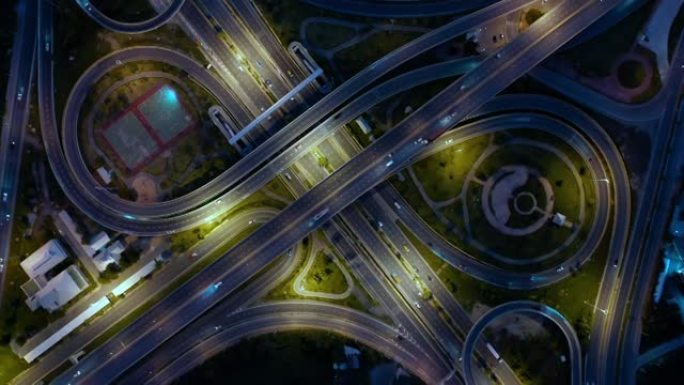 俯视图放大夜间旋转十字公路