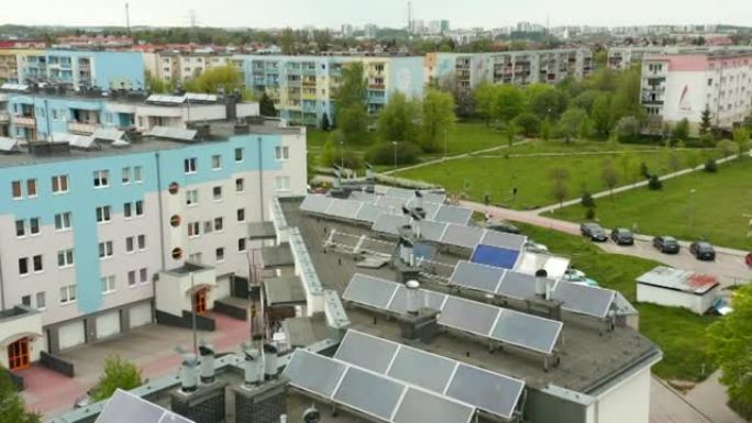 无人机拍摄了现代社区公寓楼屋顶上的太阳能电池板。减少重用和恢复的概念的一部分。未来的清洁能源