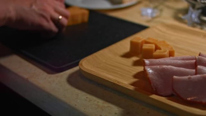 切达干酪块被安排在木托盘上，作为美味诱人的开胃菜。4k视频