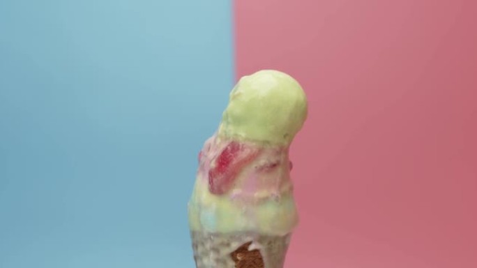 冰淇淋草莓青柠彩虹3种口味在蓝色粉红色背景上的锥体。