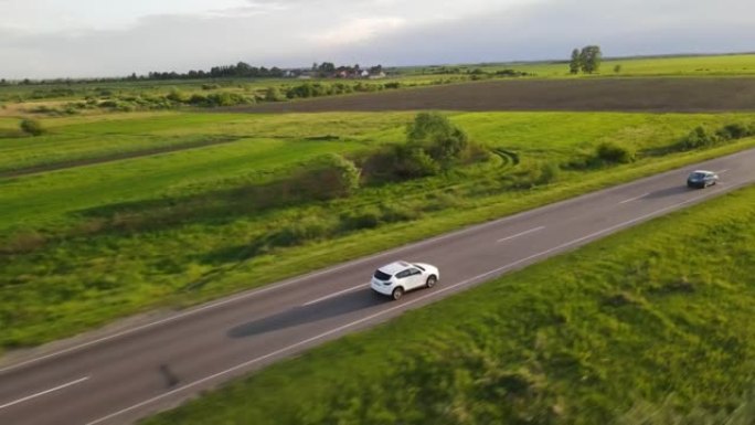suv汽车在日落时通过高速公路行驶后的鸟瞰图跟踪