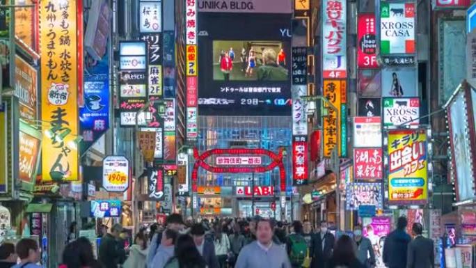 日本东京-2017年10月28日: 东京日本时间流逝4K，游客在新宿歌舞伎町街散步的夜间时间流逝