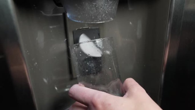 制冰机掉落冰块慢动作