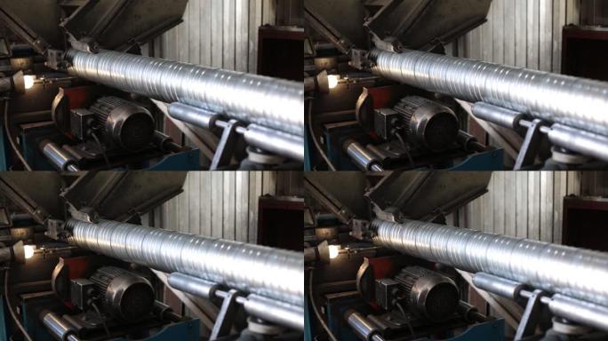 该机器生产不锈钢通风管。生产通风管道的工厂。该厂制造金属通风管。