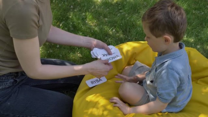 妈妈教在院子里用多曼技术给自闭症孩子发音