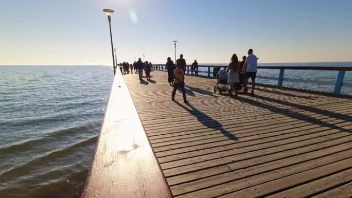 静态延时视图在阳光明媚的夏日，行人在帕兰加码头桥上行走。著名地标立陶宛假日假期。
