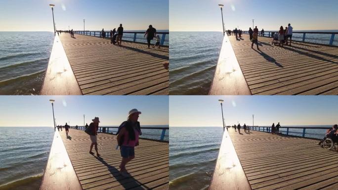 静态延时视图在阳光明媚的夏日，行人在帕兰加码头桥上行走。著名地标立陶宛假日假期。