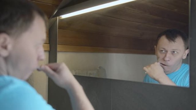 近照镜中男子刷牙日常牙齿保健