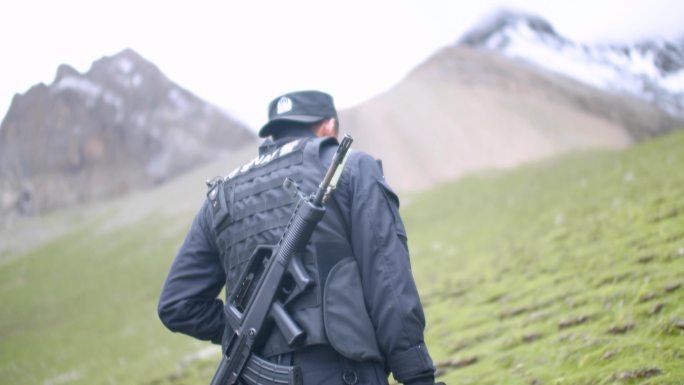 公路巡逻 山上 雪山 步行 负重前行草地