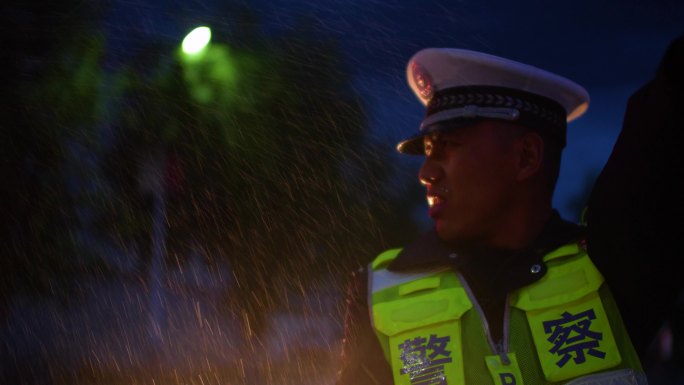 高峰期指挥交通 风雨无阻雨天交警傍晚交警