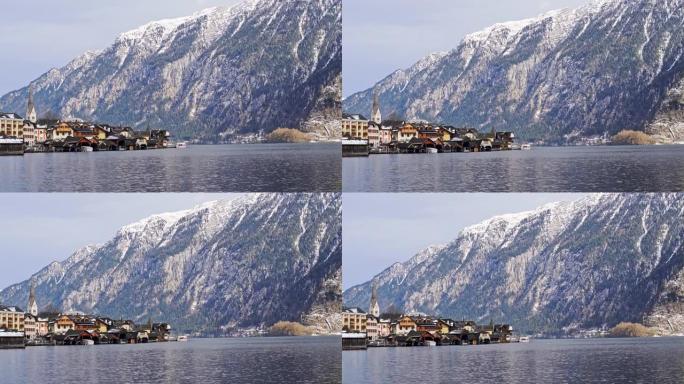 阿尔卑斯山的哈尔施塔特湖畔小镇，美丽的哈尔施塔特湖在神秘的日落后暮色中，冬天黄昏时的蓝色时刻，奥地利