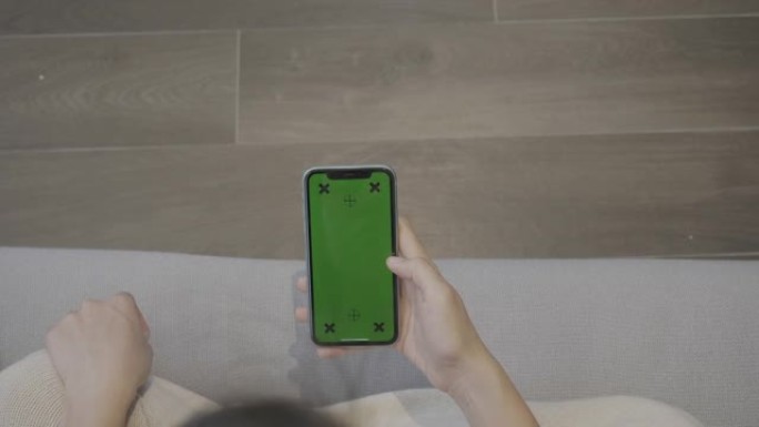 女人拿着手机和平板电脑，色度键绿屏