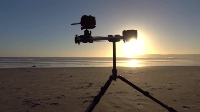 运动上的相机电子滑块以慢动作120fps站在日落时的海滩上