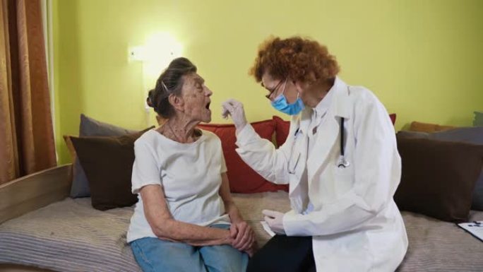女医生去疗养院看望老年妇女，并在感染冠状病毒进行咽拭子检查。老年患者在家中通过了covid 19的医