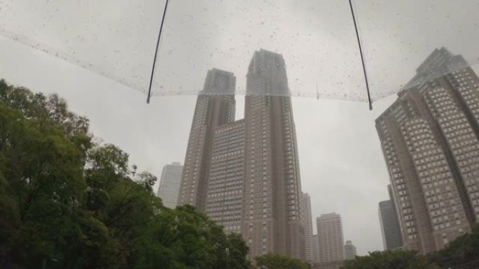 雨天透过雨伞仰望摩天大楼
