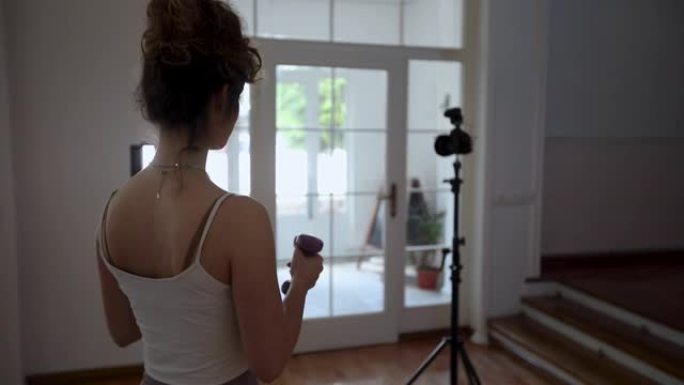 女性健身视频记录器在镜头前锻炼