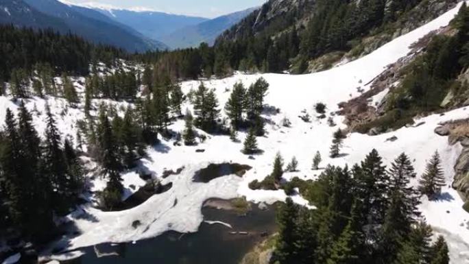 保加利亚里拉山suho托湖 (干湖) 的鸟瞰图