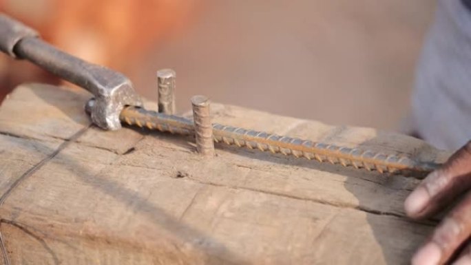 自制金属棒弯曲器，工人装订钢棒，印度房屋建筑。