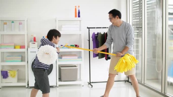 父亲和儿子在打扫房子时很有趣