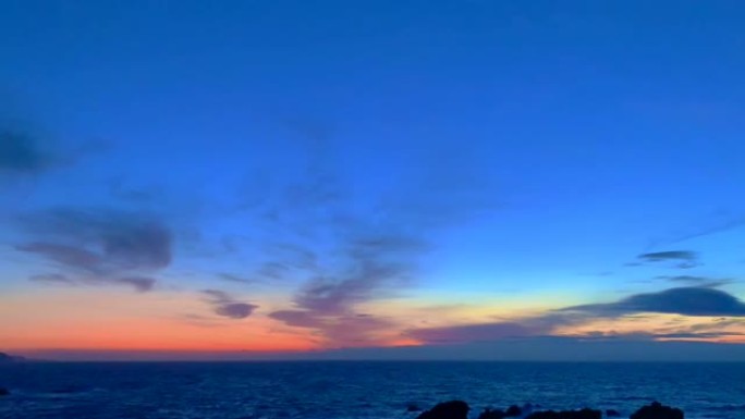 日出之前伊豆半岛上的月木岬海岸风光